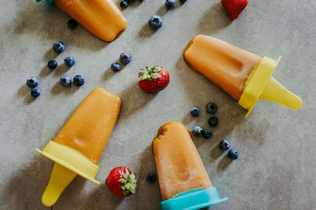Bunte Kinderprodukte für Küche und Alltag, kindgerechte Lunchboxen, Trinkflaschen, Teller und  Eisformen